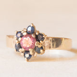 Vintage-Blumenring aus 9-karätigem Gelbgold mit rosa Turmalin (ca. 0.36 ct) und Saphiren (ca. 0.25 ctw)