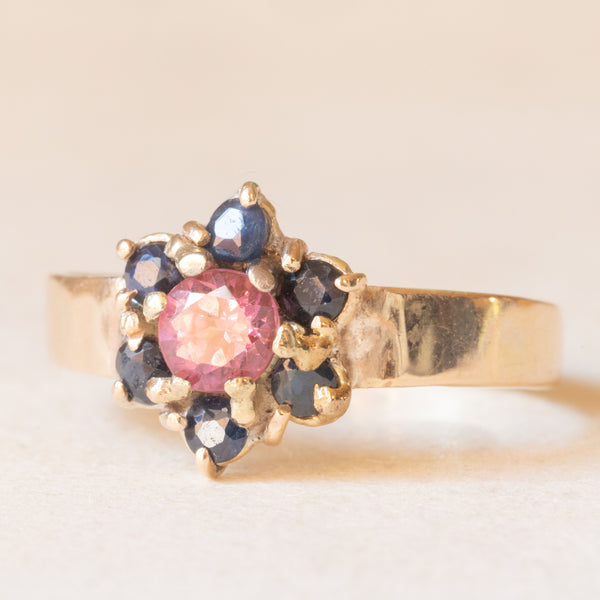 Anello a fiore vintage in oro giallo 9K con tormalina rosa (0.36ct ca.) e zaffiri (0.25ctw ca.)