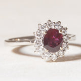 Vintage-Gänseblümchenring aus 18-karätigem Weißgold mit Rubin (ca. 0.85 ct) und Diamanten im Brillantschliff (ca. 0.24 ctw), 80er/90er Jahre