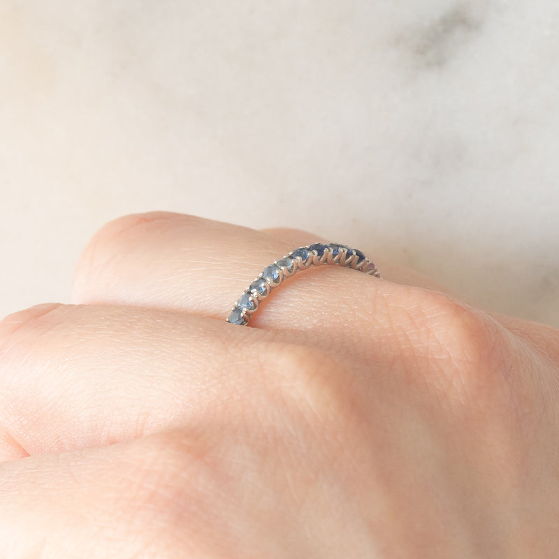 Eternity arcobaleno in oro bianco 18K con zaffiri (1.30ctw ca.)