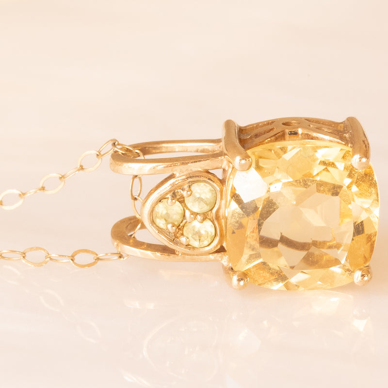 Collana vintage con catenina in oro giallo 9K e con ciondolo in oro giallo 9K con quarzo citrino e peridoti