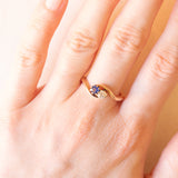 Toi et Moi antico in oro giallo 14K con zaffiro (0.25ct ca.) e diamante di taglio vecchia miniera (0.25ct ca.), anni ‘10/‘20