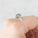 Vintage-Gänseblümchenring aus 18 Karat Weißgold mit Saphiren (ca. 1 ct) und Diamanten im Brillantschliff (ca. 0.60 ctw), 70er Jahre