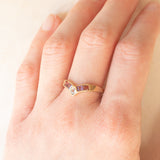 Anello vintage a “V” in oro giallo 9K con tormaline rosse, ametiste e acquamarina, anno 1990
