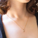 Vintage-Halskette aus 9-karätigem Gelbgold mit Blumenanhänger aus 9-karätigem Gelbgold und Diamanten (ca. 0.07 ctw)