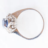 Anello a margherita vintage in oro bianco 14K con zaffiro (2ct ca.) e diamanti (0.16ctw ca.), anni ‘60/‘70