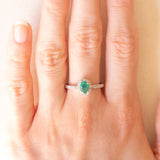 Anello a margherita vintage in oro bianco 9K con smeraldo (0.35ct ca.) e diamanti (0.15ctw ca.), anni ‘90