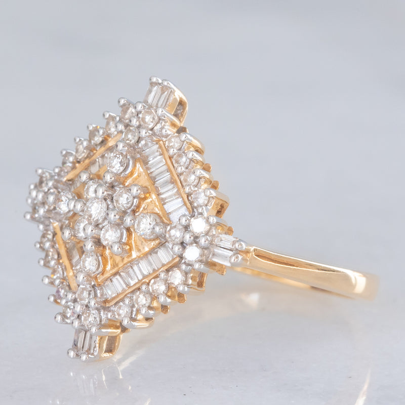 Anello vintage in oro giallo e bianco 14K con diamanti di taglio brillante e baguette (0.75ctw ca.), anni ‘70/‘80