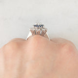 Anello a fiore vintage in oro bianco 14K con diamanti di taglio brillante (0.84ctw ca.) e zaffiri (0.32ctw ca.), anni ‘70