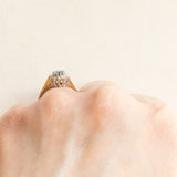 Anello a margherita vintage in oro giallo e bianco 9K con topazio azzurro (0.40ct ca.) e diamanti (0.12ctw ca.), anni ‘90