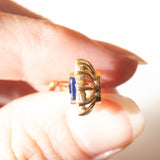 Gänseblümchen-Anhänger aus 18-karätigem Gelbgold mit Saphir (ca. 0.90 ct) und Diamanten im Brillantschliff (ca. 0.36 ctw), 70er Jahre