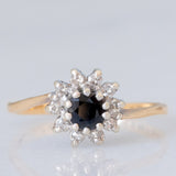 Anello a margherita vintage in oro giallo e bianco 9K con zaffiro (0.25ct ca.) e diamanti (0.10ctw ca.), anno 1981