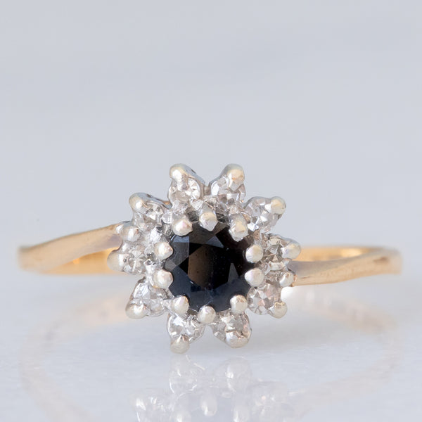 Anello a margherita vintage in oro giallo e bianco 9K con zaffiro (0.25ct ca.) e diamanti (0.10ctw ca.), anno 1981