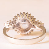 Anello vintage in oro bianco 18K con perla bianca e diamanti (0.34ctw ca.), anni ‘60/‘70