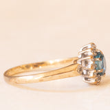 Anello a margherita in oro giallo e bianco 9K con topazio azzurro (0.40ct ca.) e diamanti (0.12ctw ca.), anno 1989