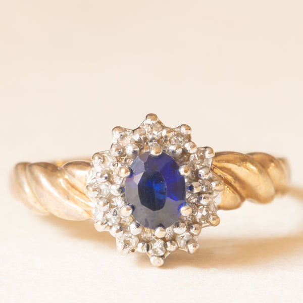 Anello a margherita vintage in oro giallo e bianco 9K con zaffiro (0.35ct ca.) e diamanti (0.12ctw ca.)