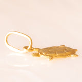 Collana con catenina in argento dorato e con tre ciondoli a forma di delfino in oro giallo 18K, di ancora in oro giallo 18K e di tartaruga in oro giallo 14K