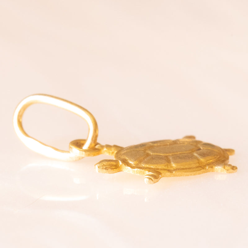 Collana con catenina in argento dorato e con tre ciondoli a forma di delfino in oro giallo 18K, di ancora in oro giallo 18K e di tartaruga in oro giallo 14K