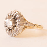 Antiker Gänseblümchenring aus 14 Karat Gelbgold und Silber mit zentralem Diamanten im Rose-Coroné-Schliff (ca. 0.60 ct) und seitlichen Diamanten im Rosettenschliff, Ende des 800./Anfang des 900. Jahrhunderts