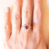 Vintage-Gänseblümchenring aus 18-karätigem Weißgold mit Rubinen (ca. 1 ct) und Diamanten im Brillantschliff (ca. 0.65 ctw), 70er Jahre