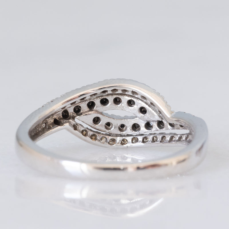Anello vintage in oro bianco 9K con diamanti bianchi e diamanti neri (0.25ctw ca.)