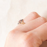 Vintage-Blumenring aus 9-karätigem Gelbgold mit rosa Turmalin (ca. 0.36 ct) und Saphiren (ca. 0.25 ctw)
