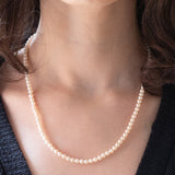 Vintage necklace with string of white pearls and 9K yellow gold clasp, 1985