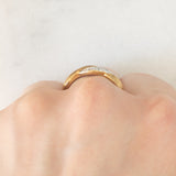 Anello vintage con design intrecciato in oro giallo e bianco 9K con diamanti, anni ‘80/‘90