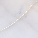Collana moderna con perle bianche, lapislazzuli e oro giallo 18K