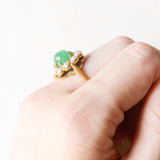 Vintage-Gänseblümchenring aus 18 Karat Gelbgold mit Smaragd im Cabochonschliff (ca. 2 Karat) und weißen Perlen, 50er Jahre