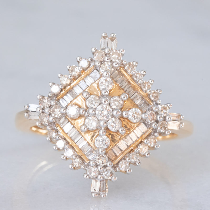 Anello vintage in oro giallo e bianco 14K con diamanti di taglio brillante e baguette (0.75ctw ca.), anni ‘70/‘80