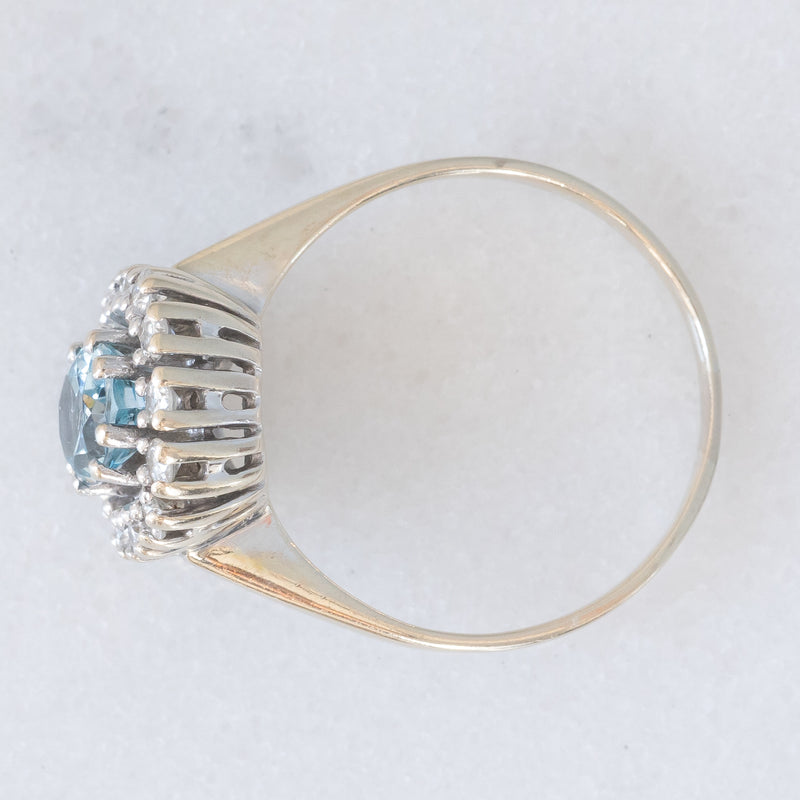 Anello a margherita vintage in oro bianco 14K con acquamarina (0.70ct ca.) e diamanti di taglio brillante (0.24ctw ca.), anni ‘70