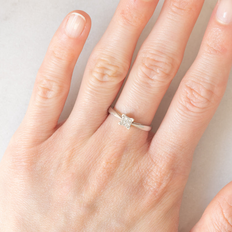 Anello “solitario” vintage in oro bianco 9K con illusion setting diamanti di taglio princess (0.15ctw ca.), anni ‘80/‘90