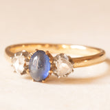 Antike Trilogie aus 18 Karat Gelbgold und Silber mit Saphir im Cabochonschliff (ca. 0.60 ct) und Diamanten im Rosettenschliff (ca. 0.20 ctw), 10er/20er Jahre