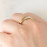 Anello vintage con design intrecciato in oro giallo e bianco 9K con diamanti, anni ‘80/‘90