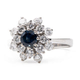 Anillo de oro blanco de 14 quilates con copo de nieve, zafiro (aprox. 0.50 ct) y diamantes de talla brillante (aprox. 0.96 ct), década de 70