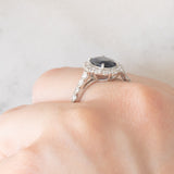 Anello a margherita vintage in platino con zaffiro (1.40ct) e diamanti di taglio brillante (0.94ctw), anni ‘80/‘90