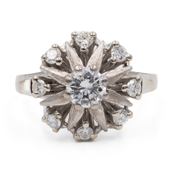 Anello vintage in oro bianco 14k con diamante centrale di 0,50ct e contorno di diamanti (0,24ctw), anni '70