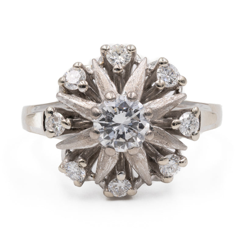 Anello vintage in oro bianco 14k con diamante centrale di 0,50ct e contorno di diamanti (0,24ctw), anni '70