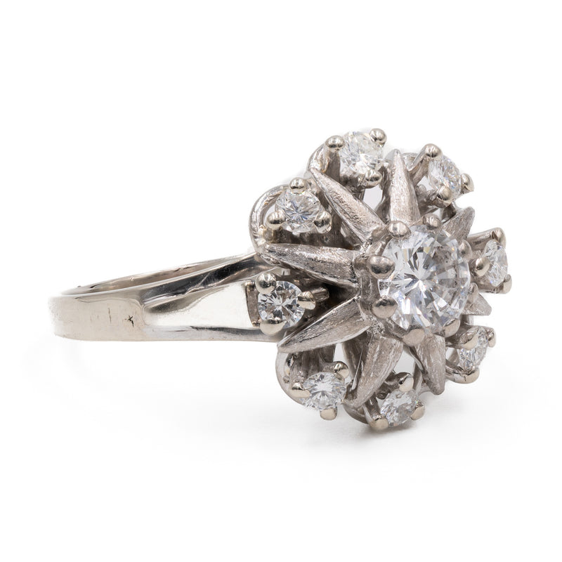 Anello vintage in oro bianco 14k con diamante centrale di 0,50ct e contorno di diamanti (0,24ctw), anni '70