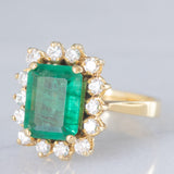 Anello a margherita vintage in oro giallo 18K con smeraldo (1.50ct ca.) e diamanti di taglio brillante (0.56ctw ca.), anni )70/‘80