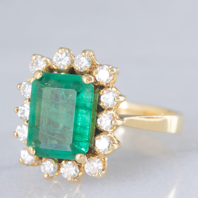 Anello a margherita vintage in oro giallo 18K con smeraldo (1.50ct ca.) e diamanti di taglio brillante (0.56ctw ca.), anni )70/‘80