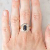 Anello a margherita vintage in oro giallo 18K con zaffiro e diamanti di taglio brillante (0.30ctw ca.), anni ‘70