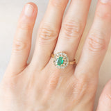 Anello ballerina vintage in oro giallo 14K con smeraldo (0.50ct ca.) e diamanti di taglio brillante e di taglio tapered (0.50ctw ca.), anni ‘70