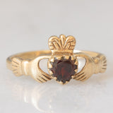 Anello Claddagh vintage in oro giallo 9K con granato di taglio a cuore (0.50ct ca.)