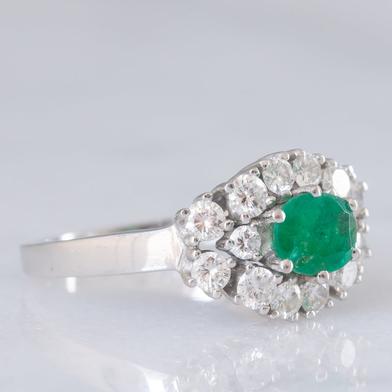 Anello vintage in oro bianco 18K con smeraldo (0.68ct ca.) e diamanti di taglio brillante (0.89ctw ca.), anni ‘70