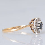 Anello a margherita vintage in oro giallo e bianco 9K con zaffiro (0.25ct ca.) e diamanti (0.10ctw ca.), anno 1981