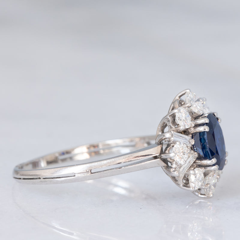 Anello ballerina vintage in oro bianco 18K con zaffiro (1.30ct ca.) e diamanti di taglio brillante e di taglio baguette (1ctw ca.), anni ‘70/‘80