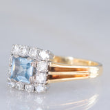 Anillo vintage de oro amarillo y blanco de 14 quilates con margaritas, topacio azul (aprox. 0.70 ct) y diamantes de talla brillante (aprox. 0.48 ct), década de 70/80