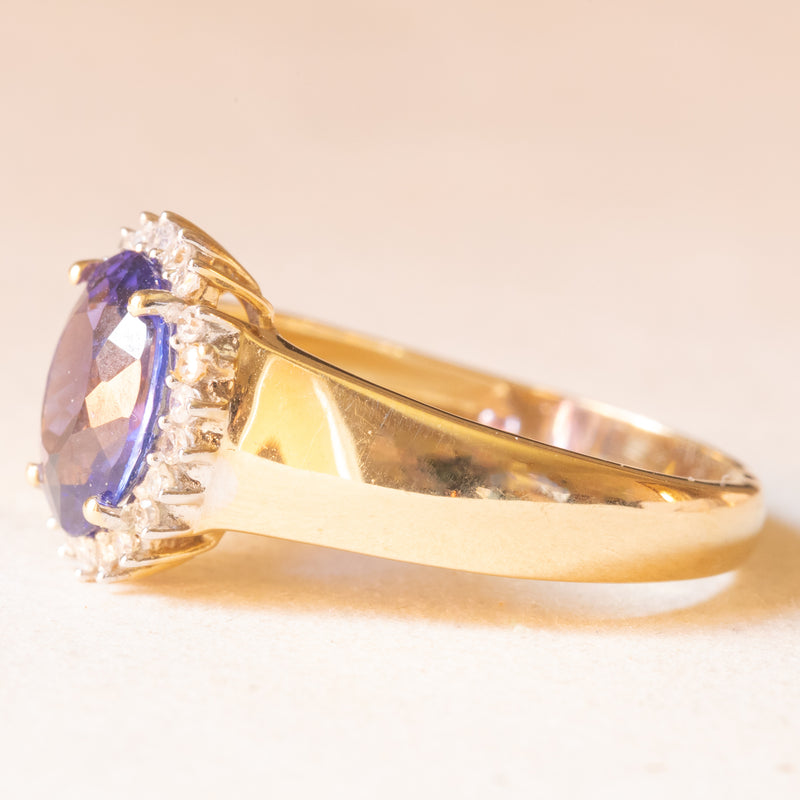 Anello a margherita con fascia in oro giallo 14K con tanzanite (2.50ct ca.) e diamanti (0.22ctw ca.), anni ‘70/‘80